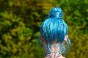 Cheveux couleur bleu