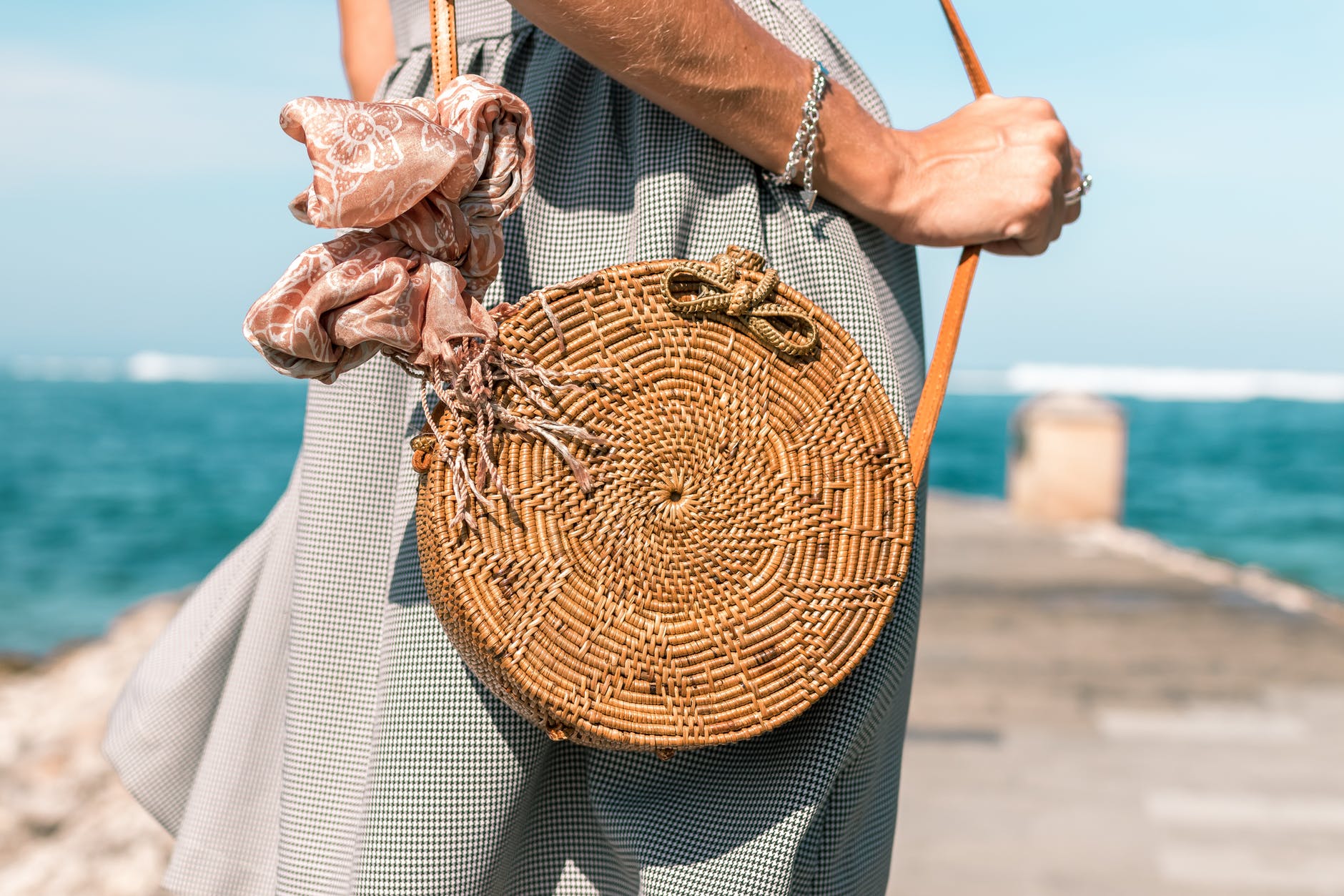 Adoptez le sac rond, l’accessoire fétiche qui se prête à tous les styles