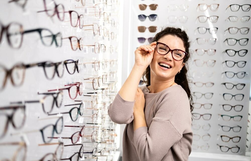 Comment bien choisir la forme et la couleur de ses lunettes selon la morphologie du visage