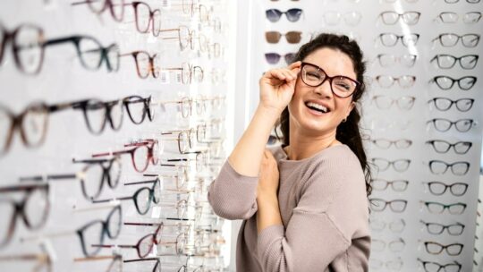 Comment bien choisir la forme et la couleur de ses lunettes selon la morphologie du visage